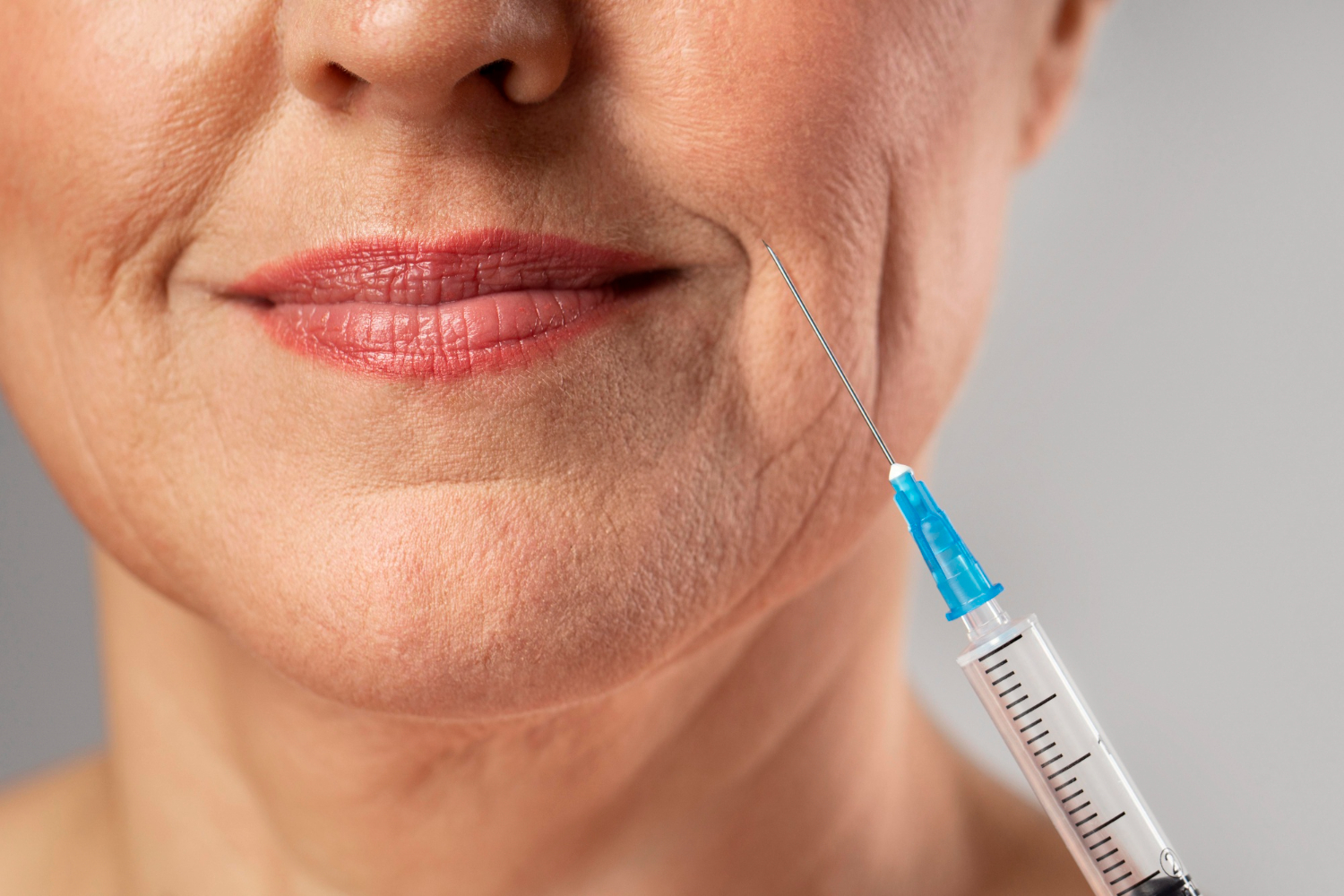 woman using injection for anti wrinkles